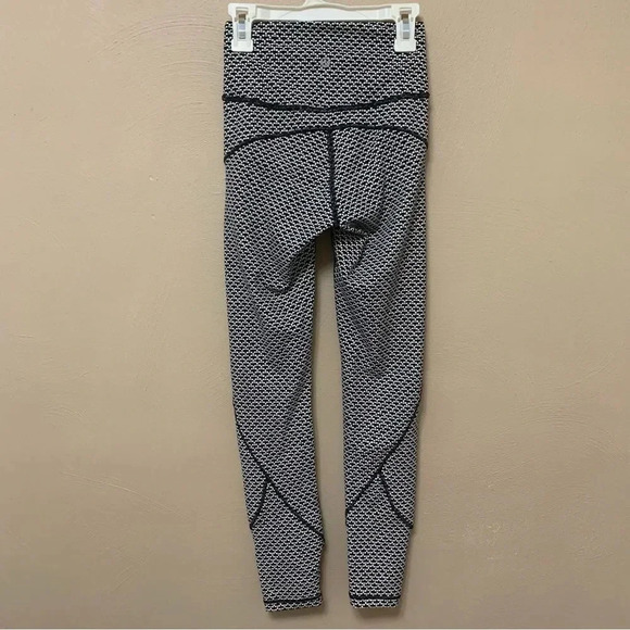 Lululemon In Movement 7/8 Tight Legging Size 2 - Picture 7 of 12